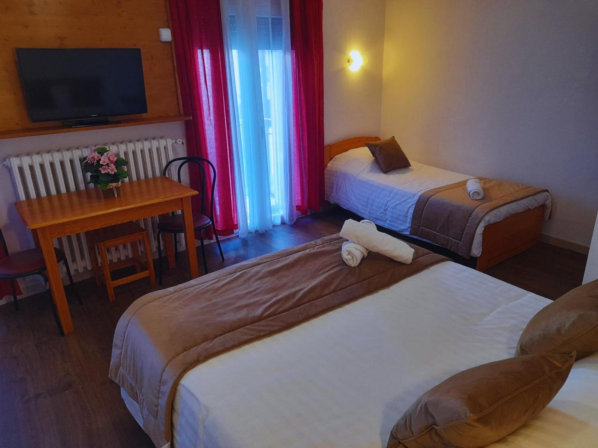Le Catalan - Hotel Et Appartements Mont-Louis Bagian luar foto